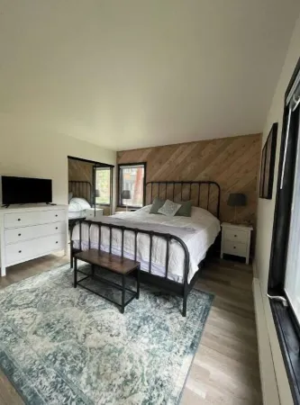 Clean modern farmhouse in Snowcreek with 4 minute walk to shuttle and preserve