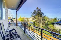 Luxe Federal Way Rental - Walk to the Water! - Parkplatz