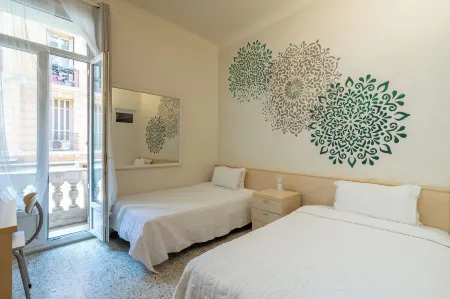 Azur Hotel Отели рядом с достопримечательностью «Трофей Августа»