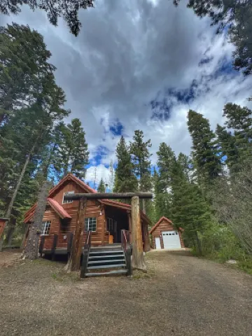 The Cozy Acorn Cascade Lake Retreat