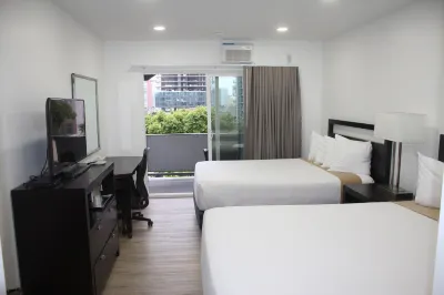 Ash&9th Hotels near Botanical Building