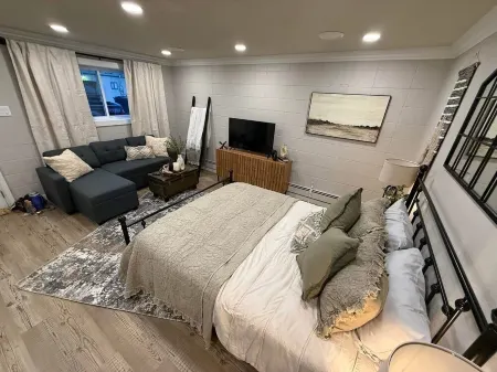 Spacious 5-bedroom house in delightful Delta with WiFi Отели в г. Делта