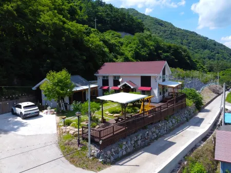 Gyeongju Healing House Pension Отели рядом со станцией Сингёнджу