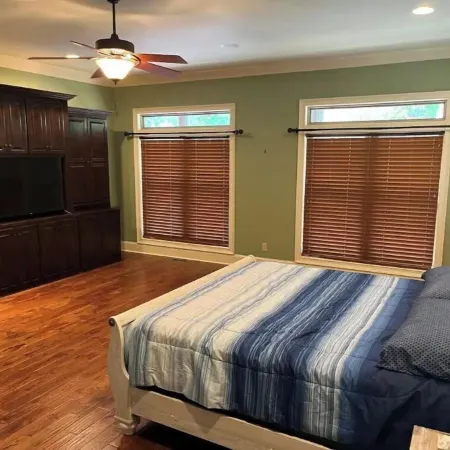 Large Home on Bluewater/Sleep 24/with boats