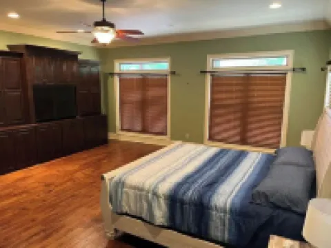 Large Home on Bluewater/Sleep 24/with boats