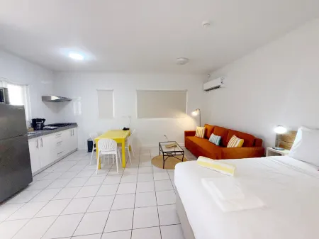 Aruba Palms Escape Suites Отели в г. Палм-Бич