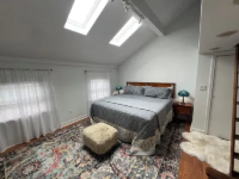 Uptown Getaway, walkable to amenities, restaurants, bars, & farmers market Hoteles en Kingston