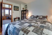 Cozy Lakefront Cabin w/ Indoor Gas Fireplace! - parking