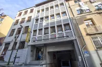 塔克西姆寬敞套房飯店 聖神聖殿主教座堂附近的飯店