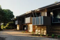 골든 베이 홀리데이 파크  호텔