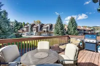 Cozy Colorado Retreat w/ Deck, Grill & Pool Access - バルコニー