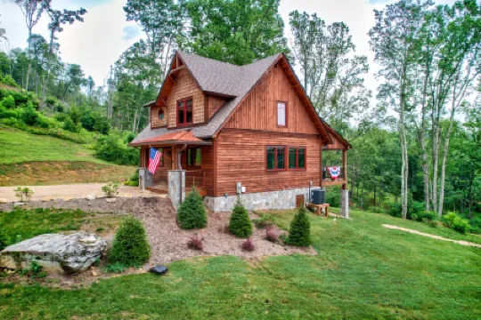 Stunning Cabin with Spacious Deck and Firepit - Elegant Mountain Retreat