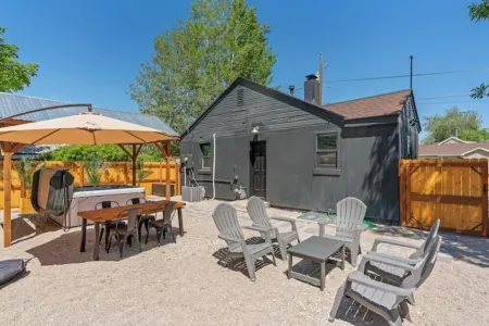 Salt Lake Cabana -- Hot Tub + Gated Parking + Outdoor Dining -- Отели рядом с достопримечательностью «Китайски ресторант "Китайски квартал"»