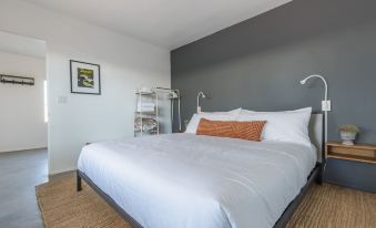 Skull Rock Cottage - Walk To Town & Hot Tub, Star Gazing 1 Bedroom Home