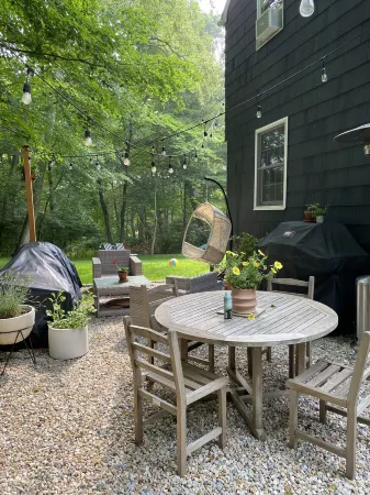 Cozy Coastal Retreat w/ Detached Office Near NYC Отели рядом с достопримечательностью «Battle of the Rocks Monument, Norwalk, CT 06851»
