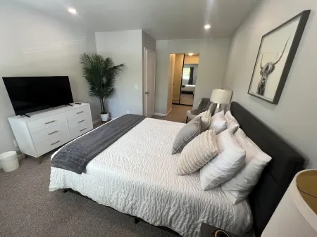 Charming 2-bedroom condo with AC, WiFi in amazing Sonoma