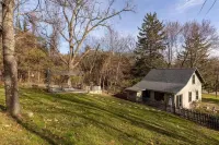 Rustic Catskill cottage, 10 min to Hudson, 30 minutes to popular ski area skiing