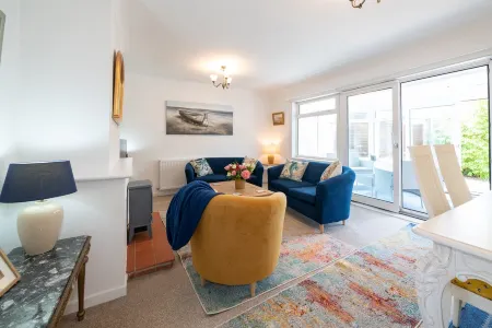 Lovely Two Bedroom Bungalow In Bembridge Isle of Wight Close To Village, Beaches Отели в г. Бембридж