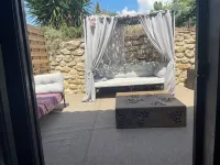 Gite in superb stone farmhouse in idyllic setting, 10 minutes from beaches. Hotels in Le Castellet