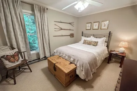 Cozy Retreat 5 Min from Mainstreet - Covered Deck - Fireplaces - Secluded Отели рядом с достопримечательностью «Sunrise Rock by Highlands-Cashiers Land Trust»