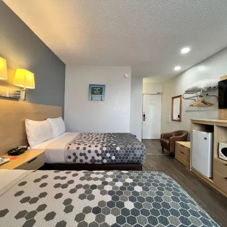 Econo Lodge Motel Village