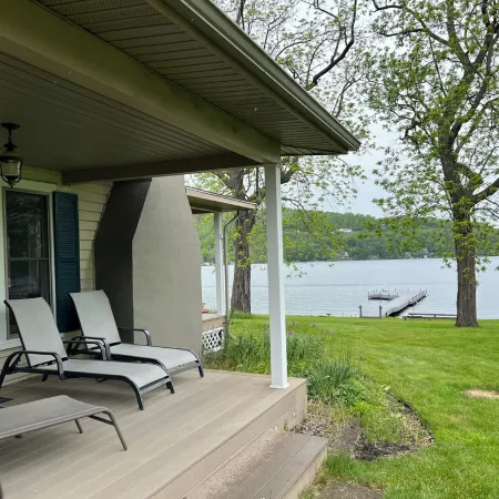Charming 4-bedroom house with WiFi and AC in Branchport