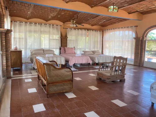 Amplia casa de 6 cuartos, alberca, aire acondicionado, y WiFi. Hotels in La Penita de Jaltemba