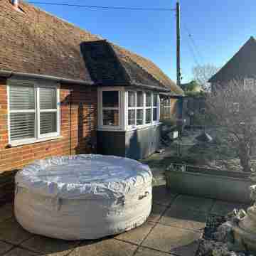 Pet friendly 2 bed cottage - Hot tub, log burner and gardens in countryside Hotel Exterior