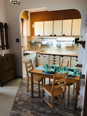 Cozy, spacious, clean and stylish apartment right here in the heart of the city. فنادق في 