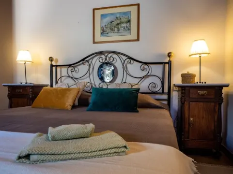 AramoVerdeTuscan house in the heart of green hills in a medieval village