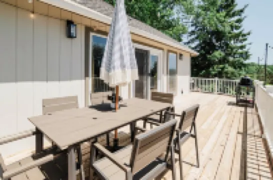 Close to Skiing! Family Fun! 4 Private Bedrooms, Hot Tub, Game Room