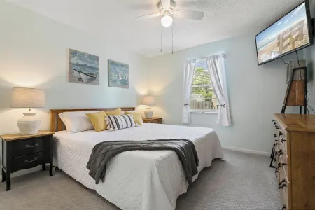 Oasis Pool House! Close to DT, Beach & Boat ramp. Pet-Friendly!