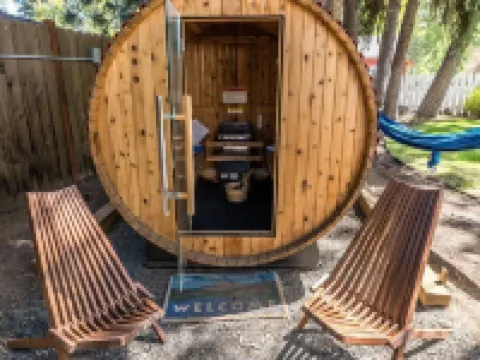 Minutes Walk to Downtown, Whychus Creek—-Bedroom, Cozy Cottage/Private Sauna. Hotels in Sisters