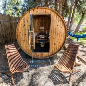 Minutes Walk to Downtown, Whychus Creek—-Bedroom, Cozy Cottage/Private Sauna.
