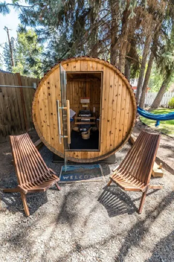 Minutes Walk to Downtown, Whychus Creek—-Bedroom, Cozy Cottage/Private Sauna.