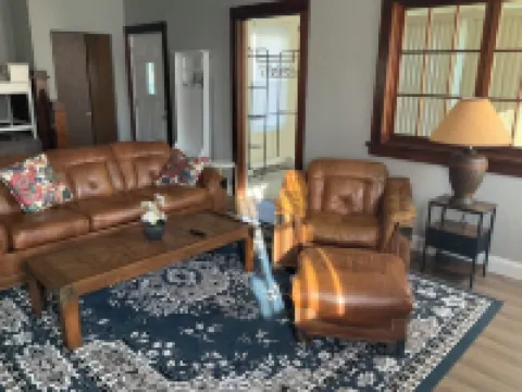 Charming, 1-bedroom, spacious duplex with sleeper sofa in delightful Dubuque.