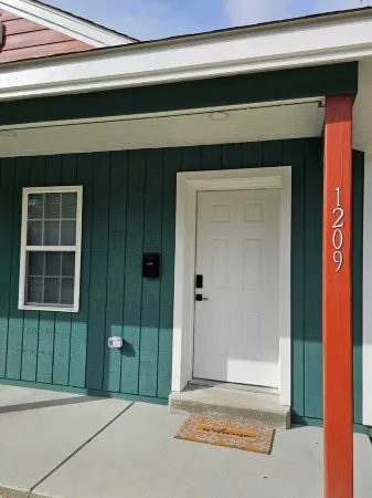 Charming 1-bedroom apartment in Lumberton with AC, WiFi Отели в г. Ламбертон