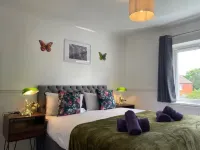 Charming Large 3 Bedroom House /garden Fauners, Basildon, Essex Ss165ap Hotels in 