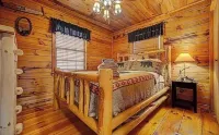 Cozy 2 bedroom Cabin w/hot tub!