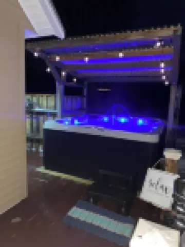 River front house with HOT TUB! 奧西皮酒店