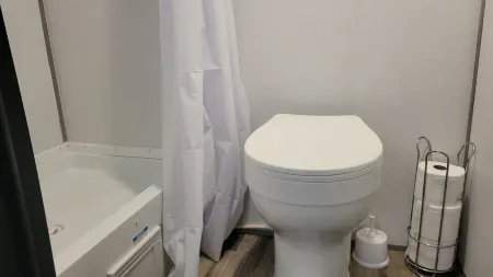 Cozy RV in charming Pikeville with WiFi, AC Отели в г. Бледсо