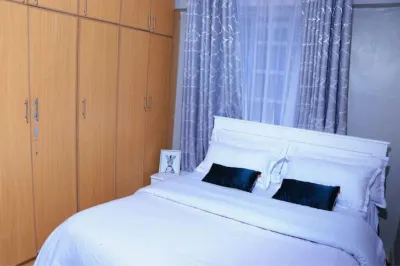 Lovely 3 bedroom apartment, with wifi , free parking and Netflix Hotels in 