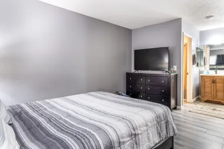 Palmdale Prime : Pool & Comfort Отели рядом с достопримечательностью «Блэкберд Эйрпарк»