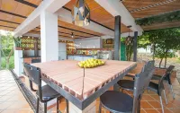 Cozy cabin Family Room in wonderful Villavicencio with WiFi, AC