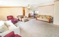Quiet Farm setting surrounded hundreds of acres of fields. Workers welcome.