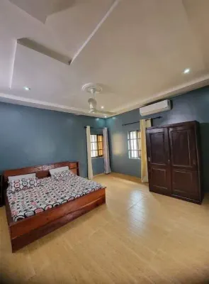 trois chambres et salon avec un balcon à Porto Novo, Oueme, Benin Отели в г. 