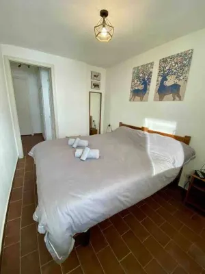 Cosy mountain apartment steps from the ski slopes – sleeps 4