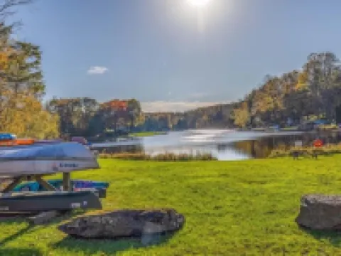 Cozy Cabin Escape w. Fireplace + Fire Pit 萊克酒店