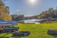 Stylish Pocono Cabin • Fire Pit • Sleeps 8