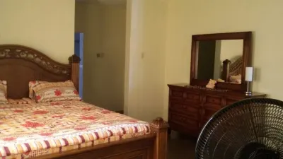 Relax and enjoy in this beautiful home in a quiet neighbourhood. 酒店